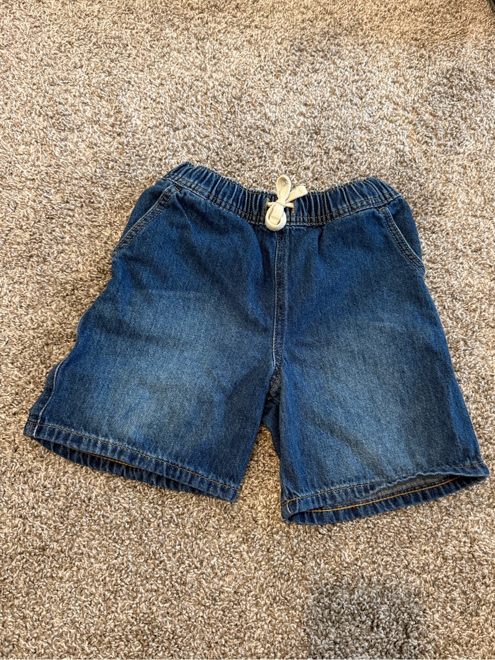 Boy’s Cat and Jack shorts